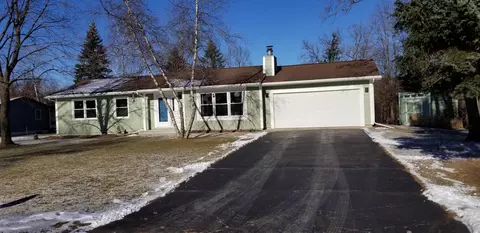 591 Highland Dr, Waupaca, WI 54981