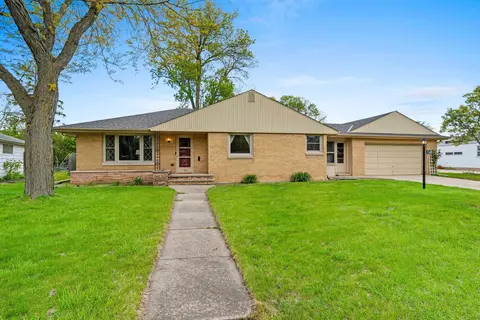 718 Carver Ln, Menasha, WI 54952
