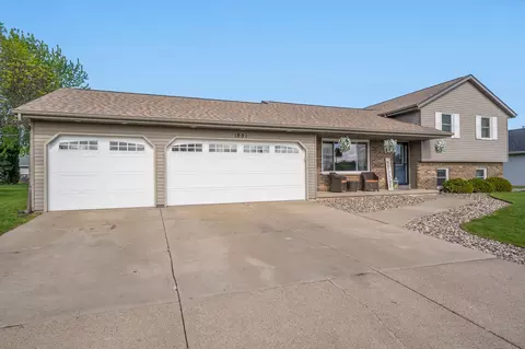 1801 Maplewood Dr, Little Chute, WI 54140