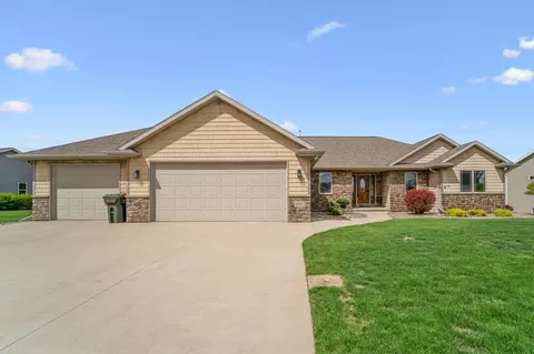 4201 Fieldcrest Dr, Kaukauna, WI 54130