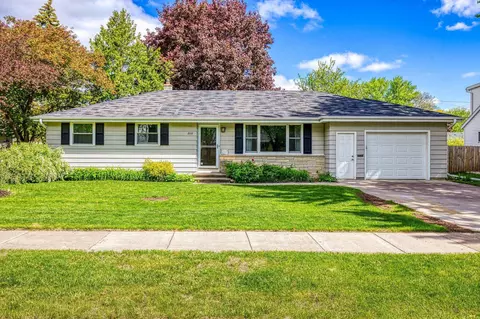 208 Edgewood Dr, Neenah, WI 54956