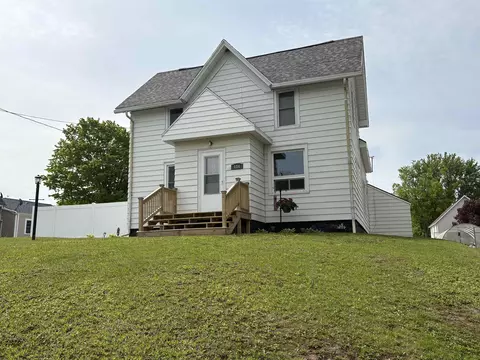 114 E Freeborn St, Cecil, WI 54111