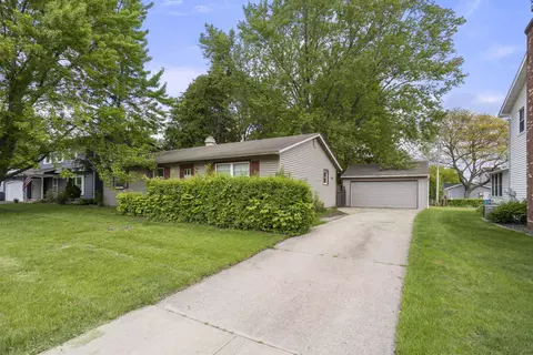 1054 Oxford Ct, Neenah, WI 54956