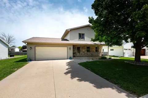 105 Rolling Green Cir, Oshkosh, WI 54904