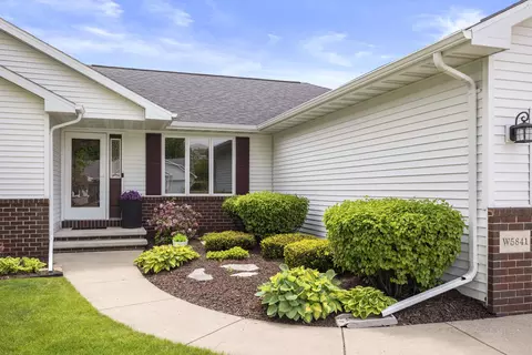 Exterior - w5841 Easter Lily Drive, Appleton, WI 54915 photo 2 of 9