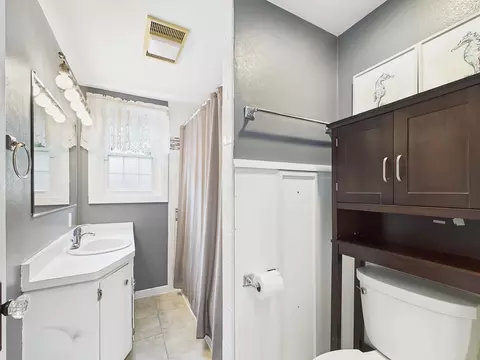 Bath - 1607 N Erb St, Appleton, WI 54911 photo 1 of 2