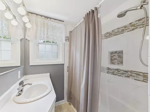 Bath - 1607 N Erb St, Appleton, WI 54911 photo 2 of 2