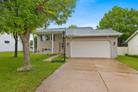 1330 Pinehurst Ln, Neenah, WI 54956