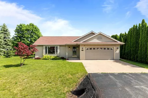 725 E Scott St, Omro, WI 54963