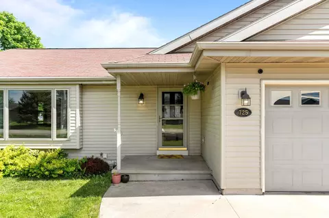 Exterior - 725 E Scott St, Omro, WI 54963 photo 1 of 5