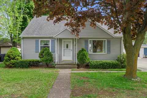1022 W Cecil St, Neenah, WI 54956