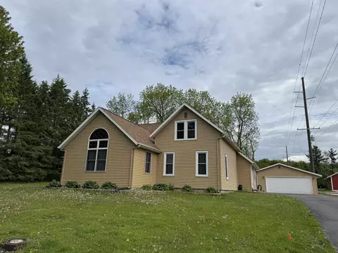 210 Mckinley St, Iola, WI 54945