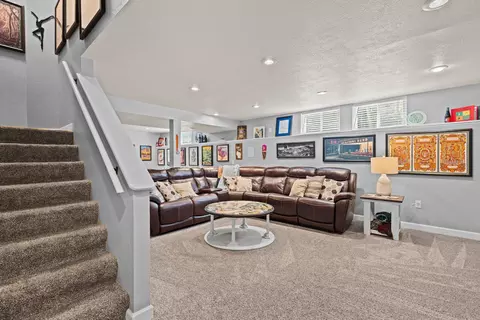Living - 212 E Castlebury Ln, Appleton, WI 54913 photo 10 of 12