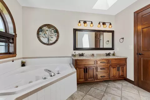 Bath - 212 E Castlebury Ln, Appleton, WI 54913 photo 1 of 6