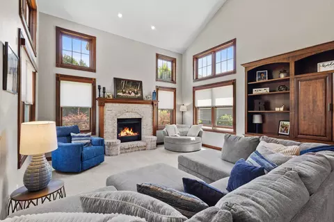 Living - 212 E Castlebury Ln, Appleton, WI 54913 photo 4 of 12
