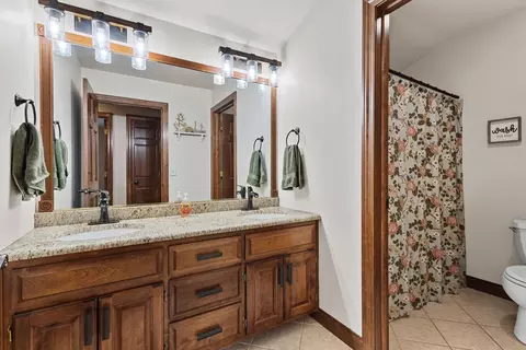 Bath - 212 E Castlebury Ln, Appleton, WI 54913 photo 4 of 6