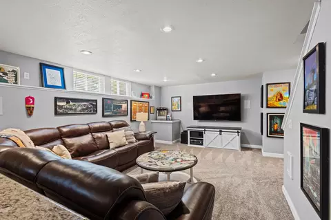 Living - 212 E Castlebury Ln, Appleton, WI 54913 photo 11 of 12