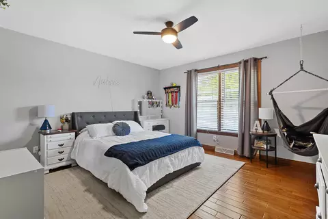 Bedroom - 212 E Castlebury Ln, Appleton, WI 54913 photo 4 of 10