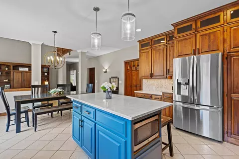 Kitchen - 212 E Castlebury Ln, Appleton, WI 54913 photo 4 of 6