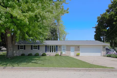 910 Park St, Wrightstown, WI 54180