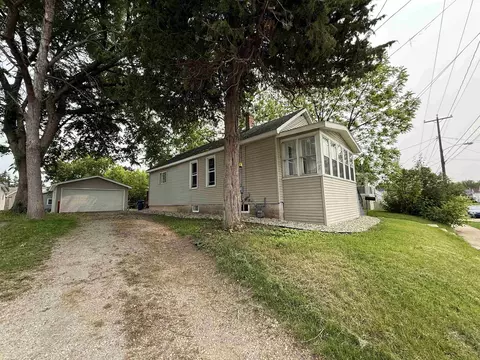 828 W 10th Ave, Oshkosh, WI 54902