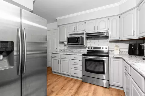 Kitchen - 3540 N Mason St, Appleton, WI 54914 photo 4 of 7