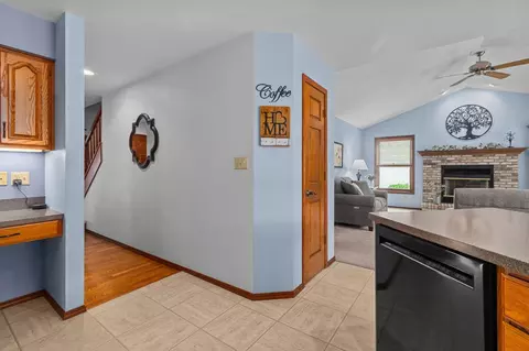 Entry Way - 2521 E Inglewood Pl, Appleton, WI 54915 photo 2 of 4