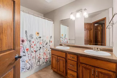 Bath - 2521 E Inglewood Pl, Appleton, WI 54915 photo 2 of 4
