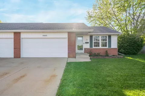 1603 Maplewood Dr, Little Chute, WI 54140