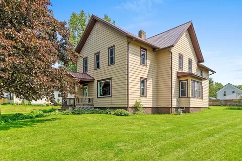 110 E Freeborn St, Cecil, WI 54111