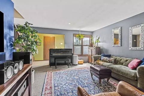 Living - 625 S Olson Ave #H, Appleton, WI 54914 photo 2 of 3