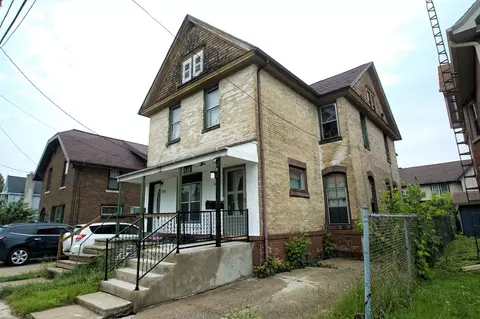 1033 S 11th St, Manitowoc, WI 54220