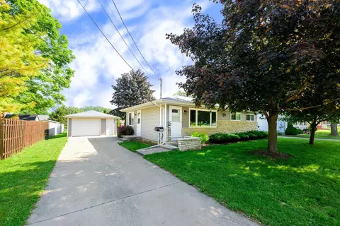 1516 Pierce Ave, Oshkosh, WI 54902