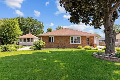 1083 Lakeshore Dr, Menasha, WI 54952