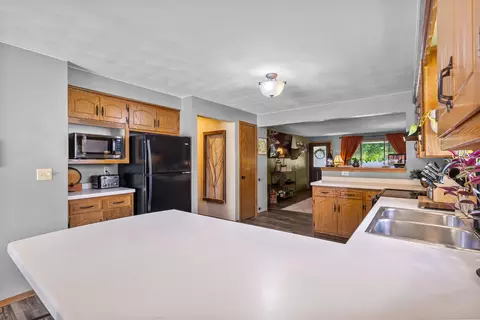 Kitchen - 3610 N Terri Ln, Appleton, WI 54914 photo 6 of 10