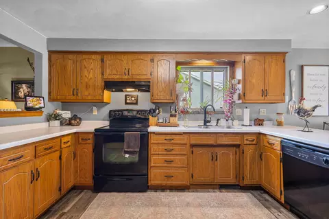 Kitchen - 3610 N Terri Ln, Appleton, WI 54914 photo 5 of 10