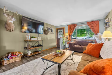 Living - 3610 N Terri Ln, Appleton, WI 54914 photo 2 of 7
