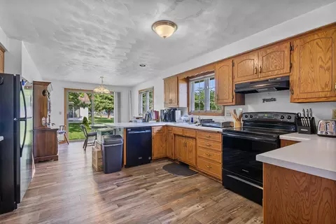 Kitchen - 3610 N Terri Ln, Appleton, WI 54914 photo 7 of 10