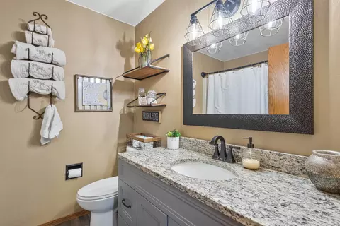 Bath - 3610 N Terri Ln, Appleton, WI 54914 photo 1 of 2