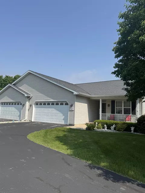 180 Southlake Cir, Fond Du Lac, WI 54935