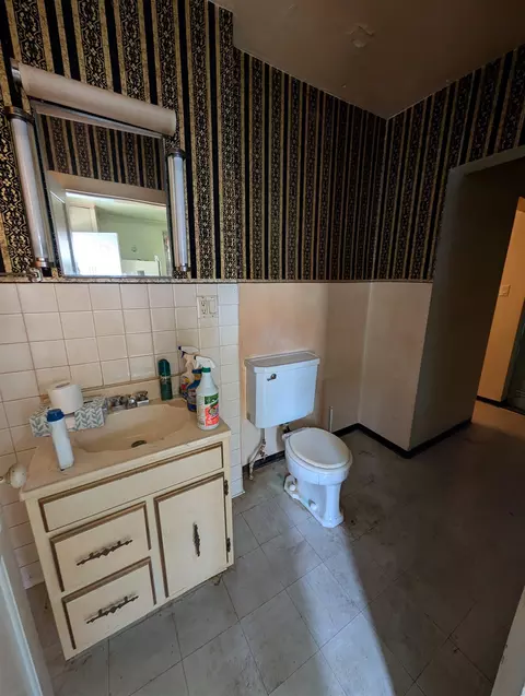 Bath - 926 W Lawrence St, Appleton, WI 54914 photo 1 of 3