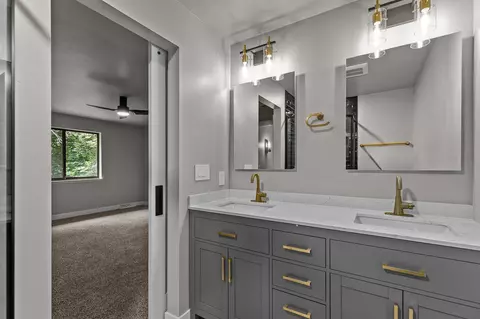 Bath - 929 E Northwood Dr, Appleton, WI 54911 photo 2 of 4