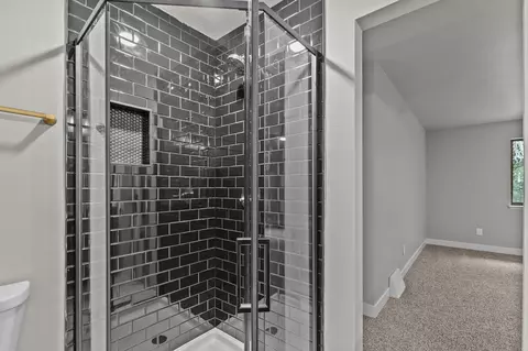 Bath - 929 E Northwood Dr, Appleton, WI 54911 photo 3 of 4