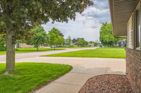 Exterior - 2324 W Applegate Dr, Appleton, WI 54914 photo 8 of 10