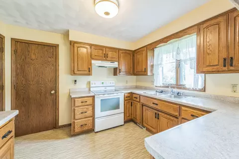 Kitchen - 2324 W Applegate Dr, Appleton, WI 54914 photo 1 of 2