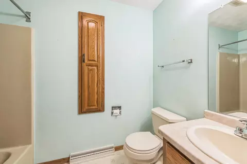 Bath - 2324 W Applegate Dr, Appleton, WI 54914 photo 1 of 1