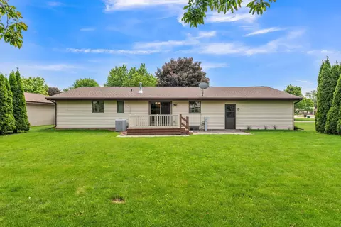 Exterior - 2324 W Applegate Dr, Appleton, WI 54914 photo 9 of 10