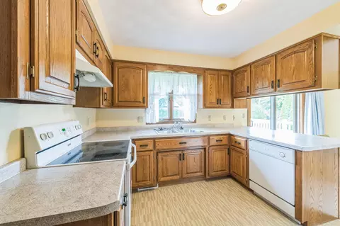 Kitchen - 2324 W Applegate Dr, Appleton, WI 54914 photo 2 of 2
