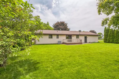 Exterior - 2324 W Applegate Dr, Appleton, WI 54914 photo 3 of 10