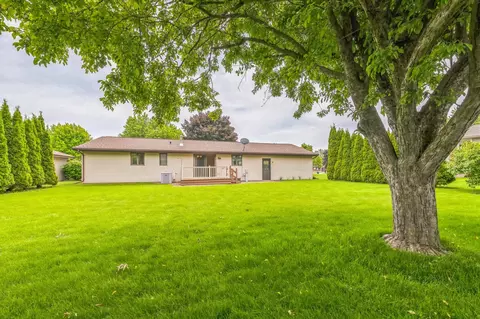 Exterior - 2324 W Applegate Dr, Appleton, WI 54914 photo 7 of 10